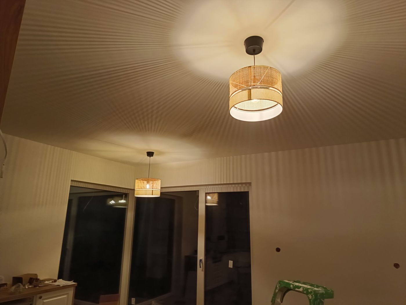 Salon — sufit i montaż lamp